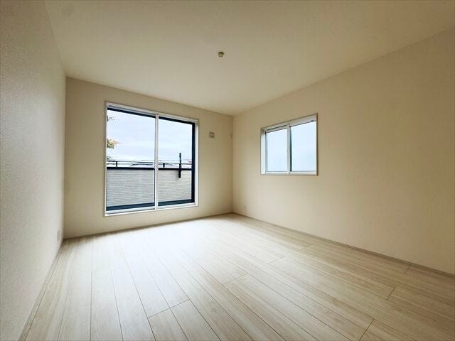 7.5帖洋室:南向きの大きめの窓からたっぷりと日差しが降り注ぎます。爽やかなお部屋で朝も気持ちよく起きることができそうです。