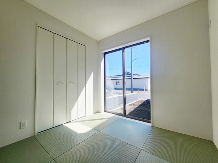 室内(2025年9月)撮影
◎本日案内可能◎
お子様の遊び場として、客間として大活躍の和室。
奥様の家事スペースとしてもぜひご活用ください。