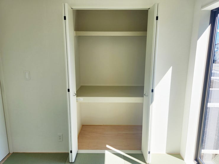 室内(2025年9月)撮影
◎本日案内可能◎
和室にも大容量の押入。全居室収納で片付けに不便なくお使いいただけます。