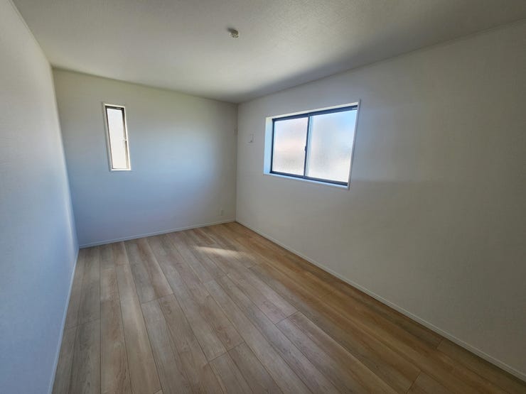 室内(2025年9月)撮影
◎本日案内可能◎
リビングや洋室のフローリングは傷に強い、美しい仕上がり♪特殊加工を施しており、お掃除も楽々です。