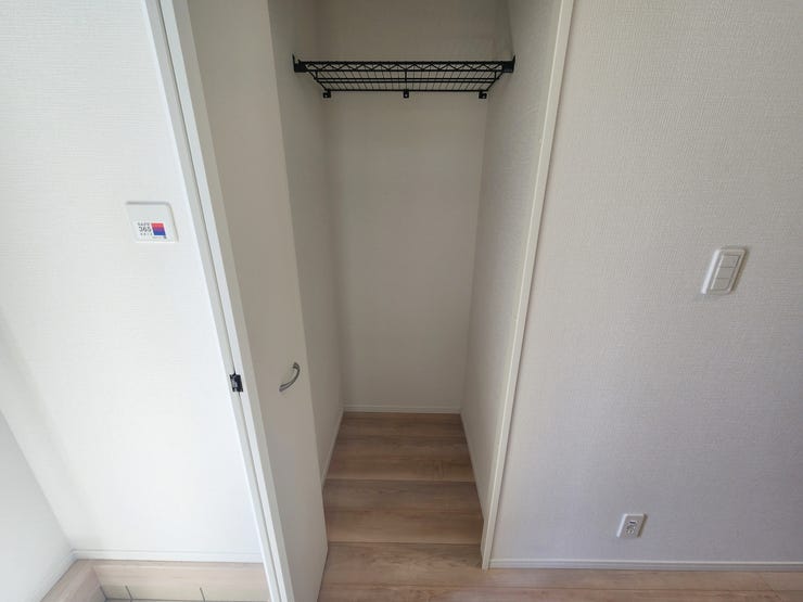 室内(2025年9月)撮影
◎本日案内可能◎
廊下にある収納には、掃除用品などしまっておけます♪