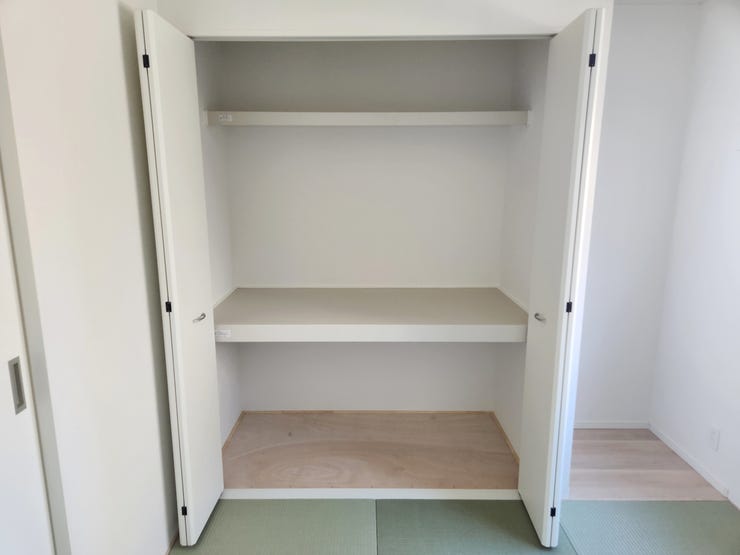 室内(2025年9月)撮影
◎本日案内可能◎
リビングに隣接した和室。お子様のお昼寝スペースや洗濯物をたたむ家事スペースなどにいかがですか?