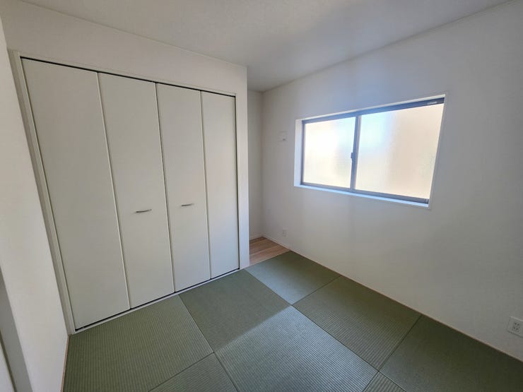 室内(2025年9月)撮影
◎本日案内可能◎
リビング横に設けた和室は、お子様の遊び場として活躍。
奥様の家事スペースとしてもぜひご活用ください。