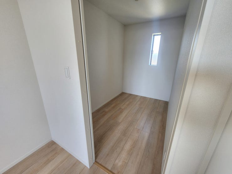 室内(2025年9月)撮影
◎本日案内可能◎
アウトドアグッズや季節物のお布団や衣類などたっぷり収納可能な納戸!