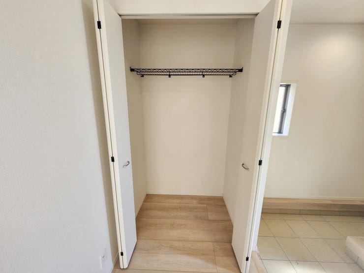 室内(2025年9月)撮影
◎本日案内可能◎
1階廊下にも収納場所を完備。小物や掃除用具などしまうのに便意ですね◎