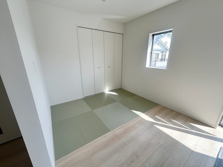 室内(2025年9月)撮影
◎本日案内可能◎
リビング横にはゴロンとくつろげるタタミコーナーがございます♪