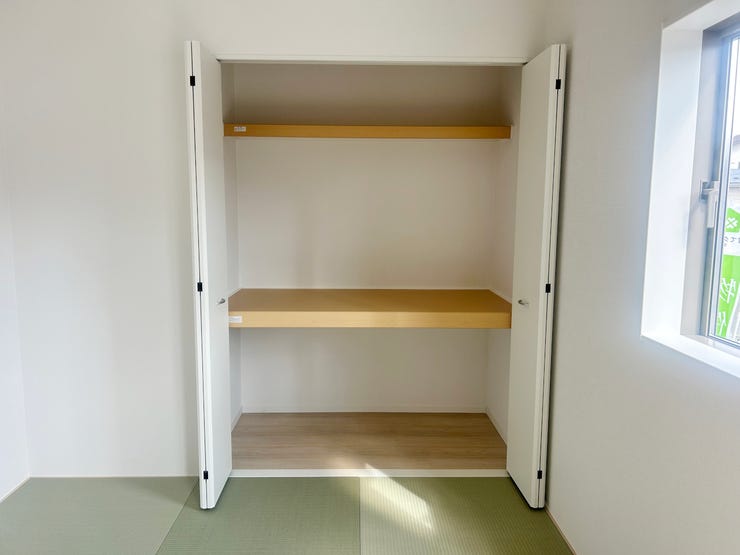 室内(2025年9月)撮影
◎本日案内可能◎
タタミコーナーにも大容量の収納。座布団や布団などをしまっておけます♪