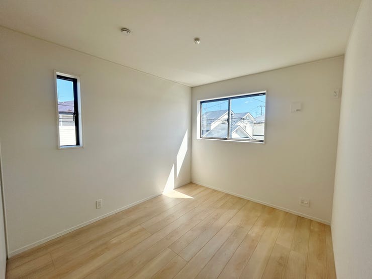 室内(2025年9月)撮影
◎本日案内可能◎
リビングや洋室のフローリングは傷に強い、美しい仕上がり♪特殊加工を施しており、お掃除も楽々です!