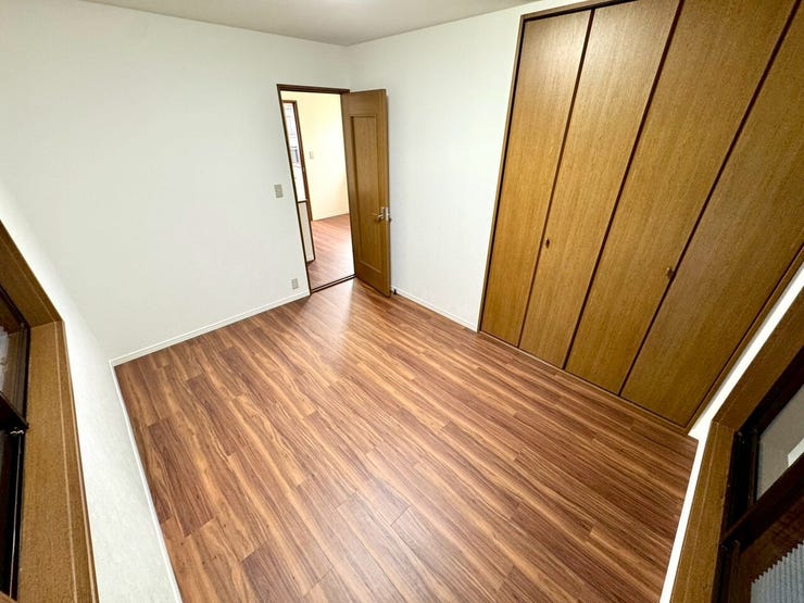 【Bedroom】ナチュラルな内装で、リラックスできる空間。寝室や書斎にも最適です。