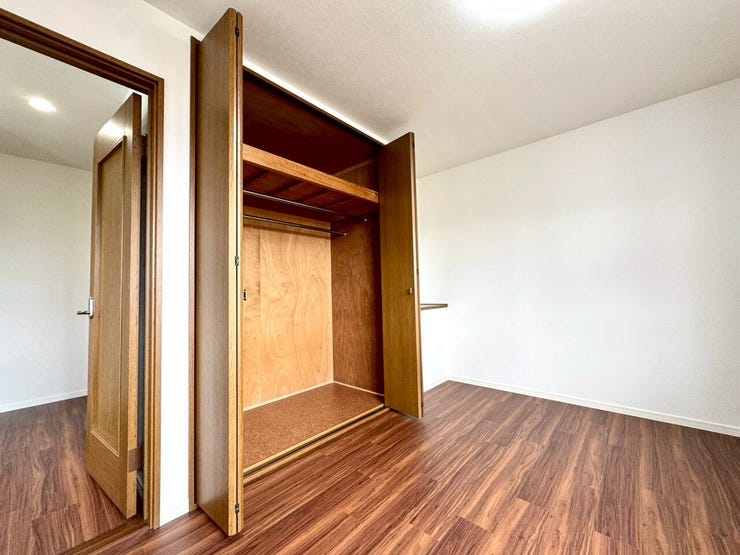 【Bedroom】クローゼット完備で収納力◎。家具の配置もしやすい機能的な洋室です。