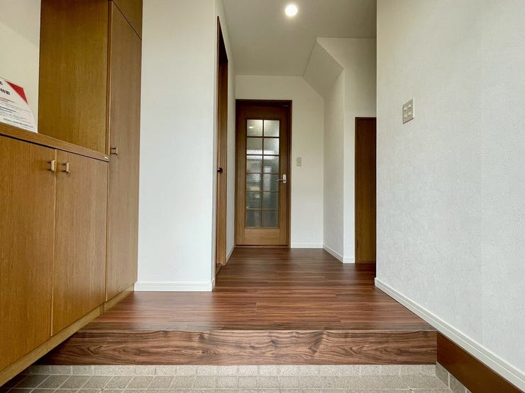 【Entrance】シューズボックス完備の玄関で、靴や小物もスッキリ収納できます。