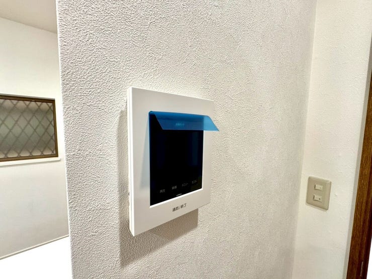 【Facilities】来訪者を確認できるモニター付きインターホンで、防犯面も安心です。
