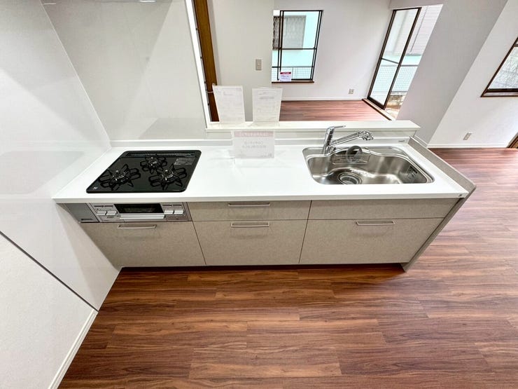 【kitchen】効率よく使える広々キッチン。収納力も高く、料理の時間がスムーズに。