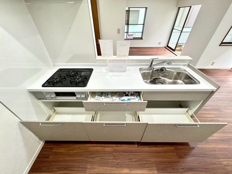 【kitchen】広めのキッチンは料理のしやすさを追求した設計。収納も豊富で作業がしやすい空間です。