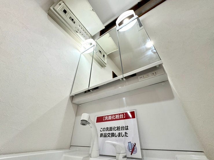 【Washroom】すっきりとしたデザインで、毎日の生活が快適に。収納も豊富な洗面所です。