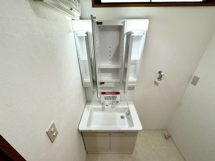 【Washroom】毎朝の準備がスムーズに。広めの洗面台と収納が使いやすい洗面所です。