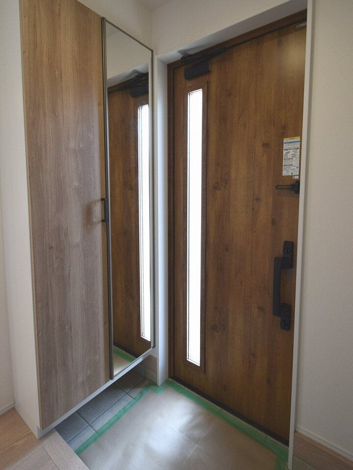 玄関
明るく広々とした玄関は、家族みんなが使いやすい設計です。シューズボックスの収納力もバッチリですのでたくさんの靴を揃えられます。