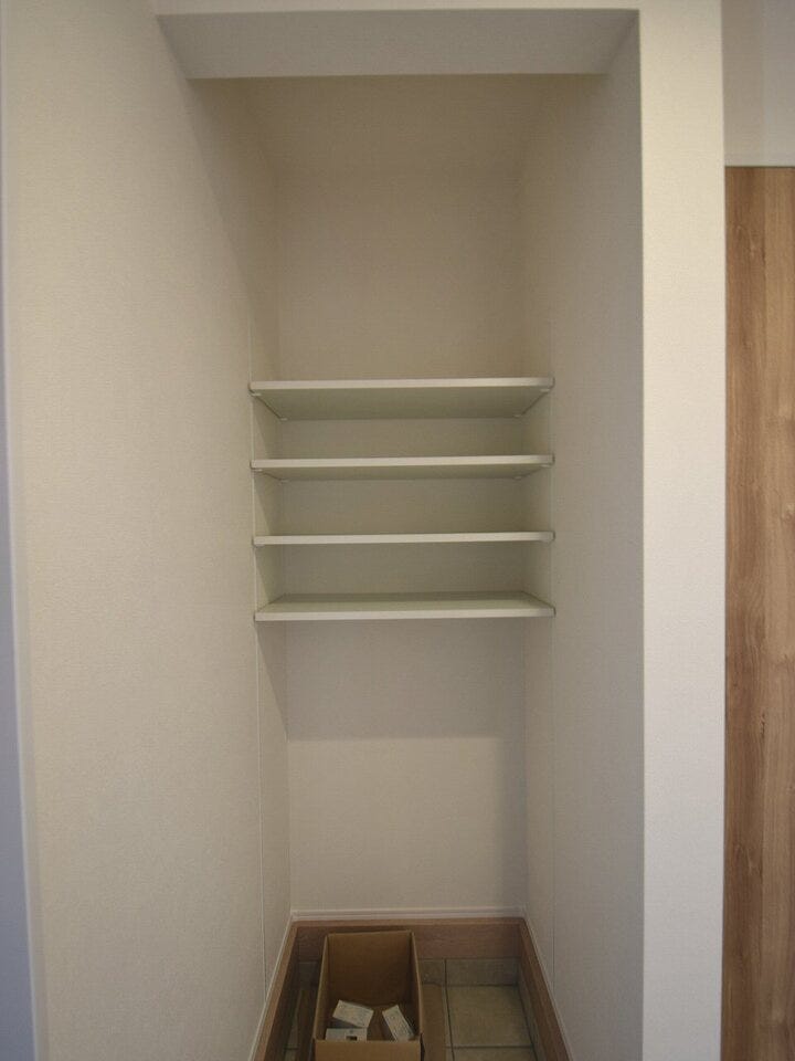 玄関収納
収納スペース棚の高さ調整も可能。ゴルフ道具や、ベビーカーの収納も◎