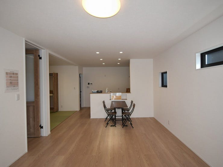 LDK16帖
リビングはナチュラルな色合いでまとめられ、家族が集まる時間をより心地よく演出します。窓から入る光で、日中は自然の明るさを感じながら過ごせます。