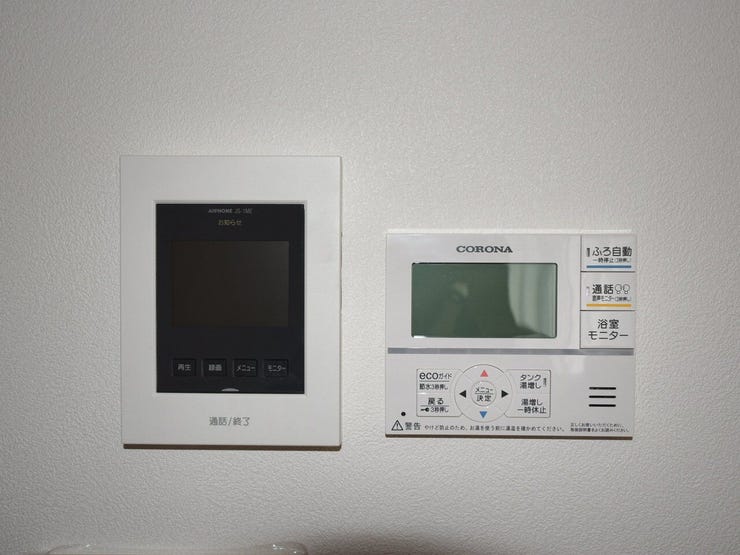 モニタ付インターフォン、給湯の操作パネル
来訪者の顔の確認ができ防犯面でも◎