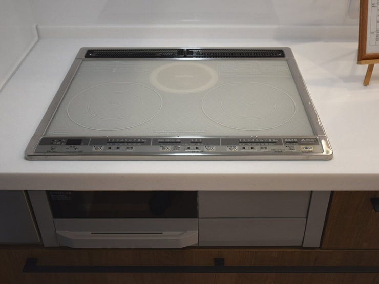IHクッキングヒーター
IHコンロは掃除も簡単で、いつも清潔に保てます。三口あるので、家族みなさまのお料理も効率よく作れます。