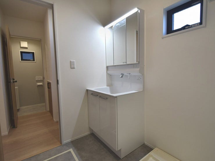 洗面所
三面鏡付きの洗面台は、毎日の支度がスムーズにできてとても便利。収納力もあるので、すっきりとした空間を保てます。