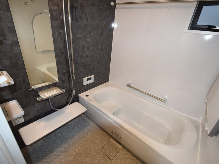 浴室
シンプルで明るいデザインのお風呂は、清潔感があり気持ちよく使えます。追い焚き機能も備わっていて、家族みんなに嬉しい設備です。