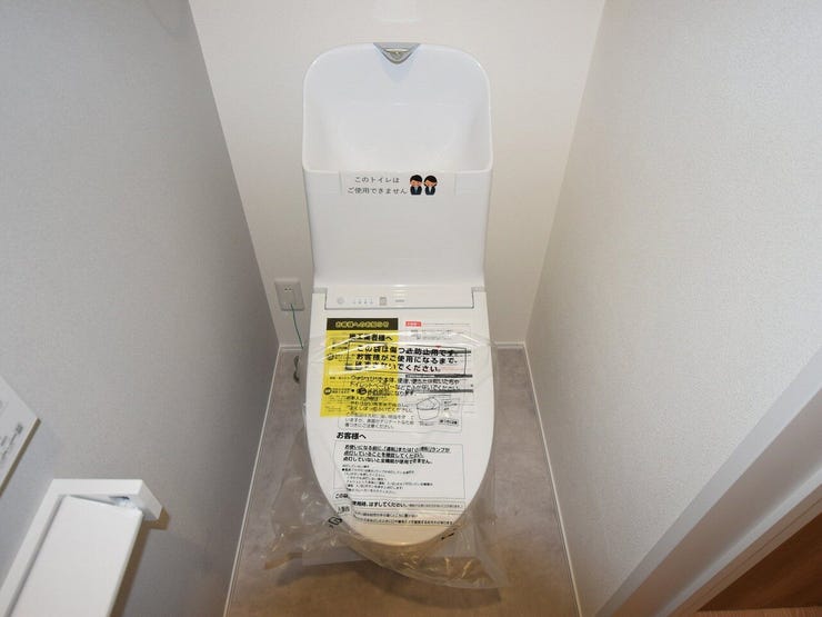1F トイレ
シンプルで使いやすいデザインのトイレです。温水洗浄便座付きで衛生的に保てるのも嬉しいポイント。落ち着いた色合いで、ゆっくりと過ごせる空間になっています。
