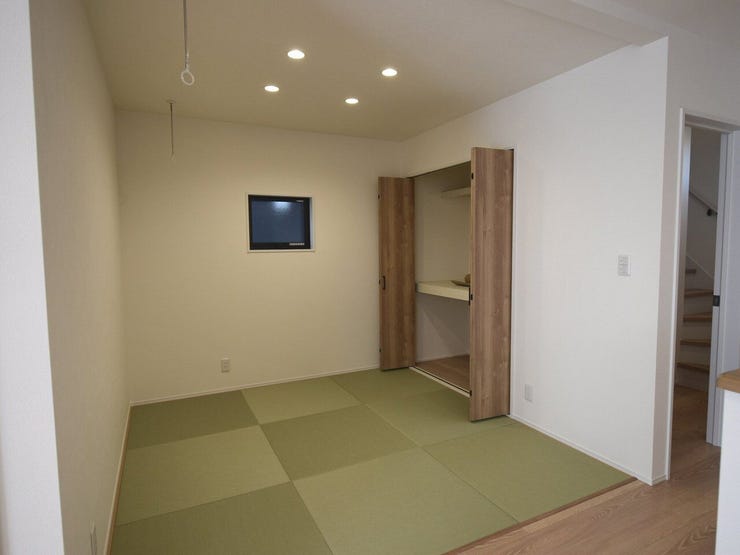 1F 和室4.5帖
落ち着いた畳の和室は、客間や趣味の空間としても便利。家族のくつろぎ時間をゆったり過ごせる場所です。