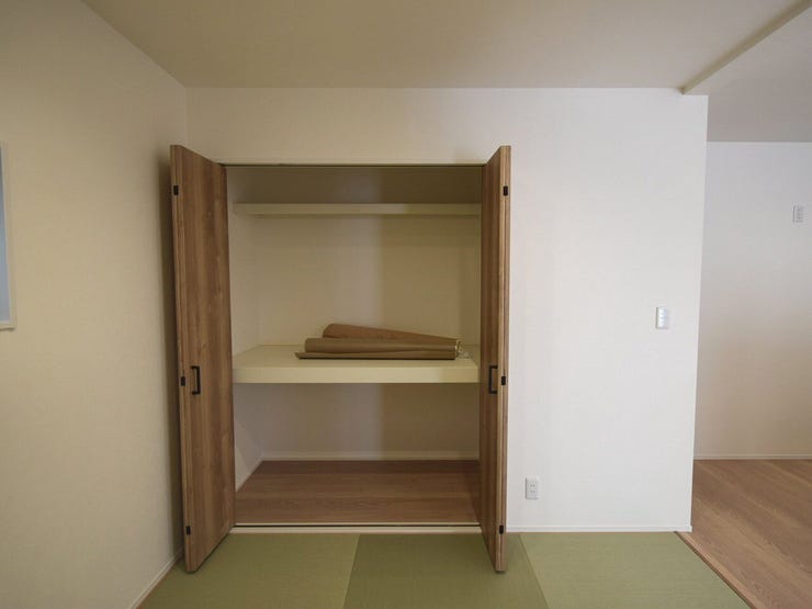 1F 和室4.5帖
収納スペースも確保されており、季節ものの収納場所として大活躍♪