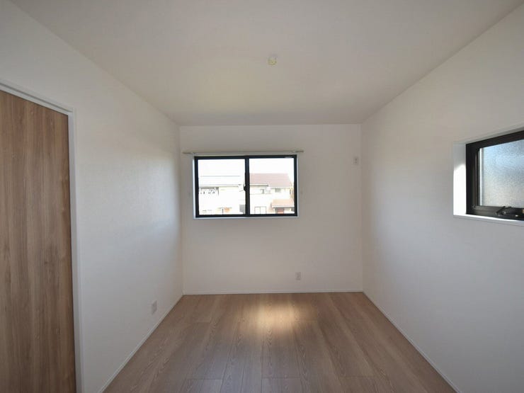 2F 洋室6.3帖
ナチュラルな雰囲気の洋室は、穏やかで落ち着いた空間。ゆったりとした寝室で、心地よい睡眠時間を過ごせます。