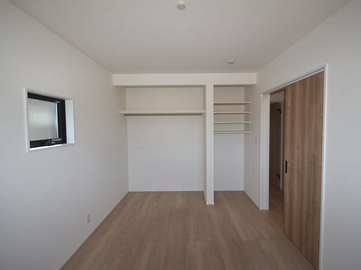 2F 洋室6.3帖
使いやすい収納スペースがあり、お子さまのおもちゃや学用品もすっきり整理できます。整理整頓もしやすく、部屋を広く使えます。