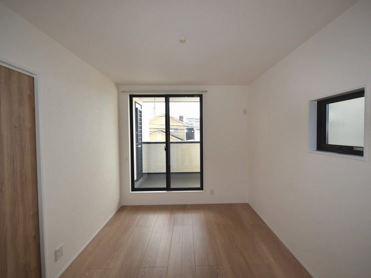 2F 洋室6.3帖
バルコニーに続く大きな窓から窓光が差し込み、朝も心地よく目覚められます。