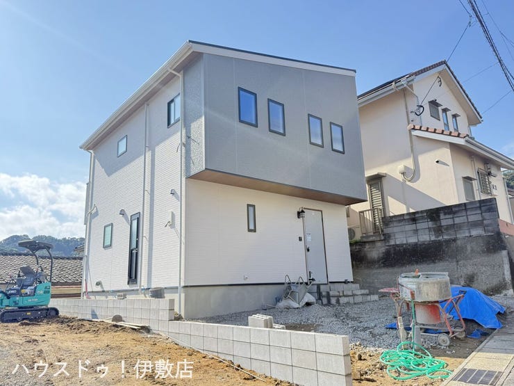 【外観写真】
回遊動線で家事も楽々!玄関から洗面所、リビングの2方向に出入りできます!
令和7年11月20日撮影