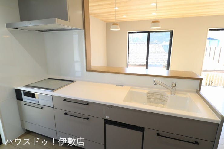 【キッチン】
カウンターキッチンで家族の笑顔を見守りながら調理できます