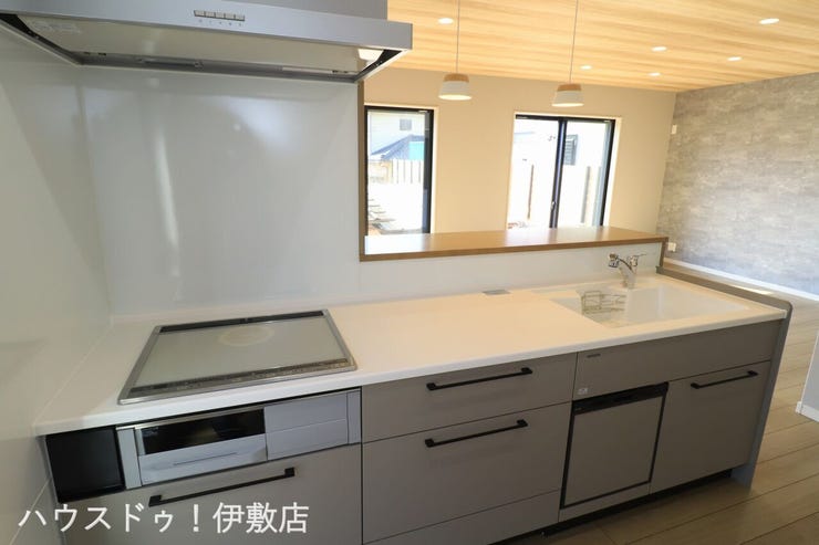 【キッチン】
小上がりキッチンカウンターで、食事の配膳もしやすそうですね。