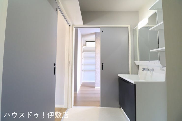 【洗面所】
玄関側とキッチン側の2方向に出入りできるので、子供が汚れて帰ってきてもすぐに対応できます