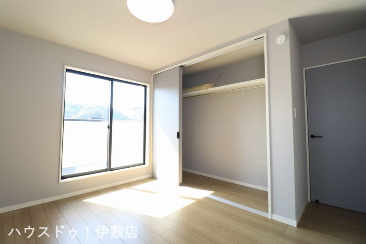 【2F洋室6.5帖】
三枚扉の広々としたクローゼット付の洋室です。