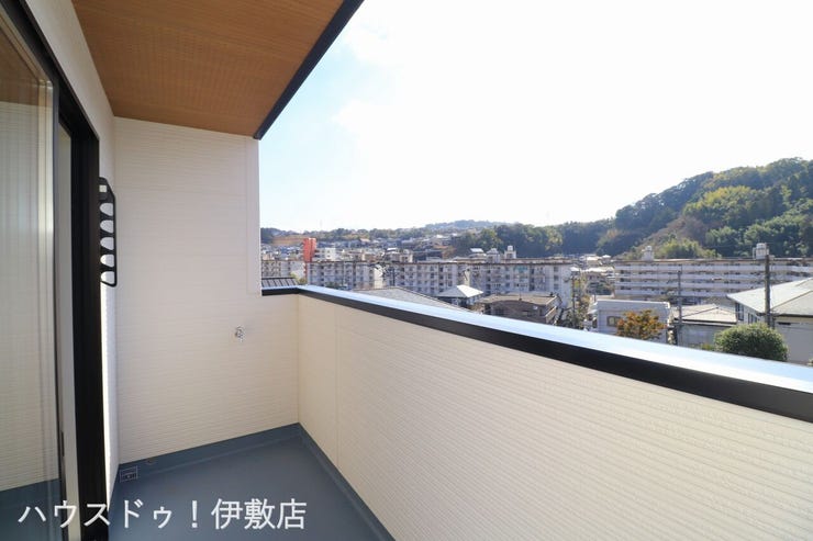【バルコニー】
南向きの陽当たり良好なバルコニー。水栓や物干し金具付きのバルコニーです