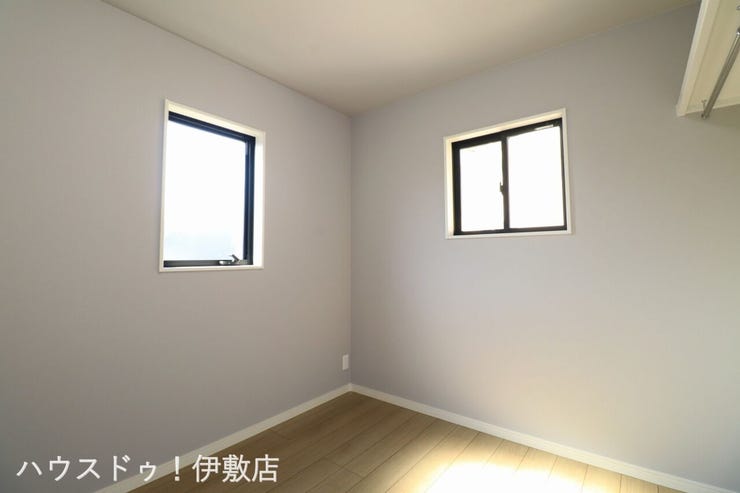 【2F洋室4帖】
二面に窓があるため一日中安定した明るさが保てます。腰高窓なので家具の配置もしやすく模様替えも楽しめそうです。