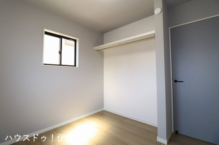 【2F洋室4帖】
ハンガーパイプ付でかける収納が可能です