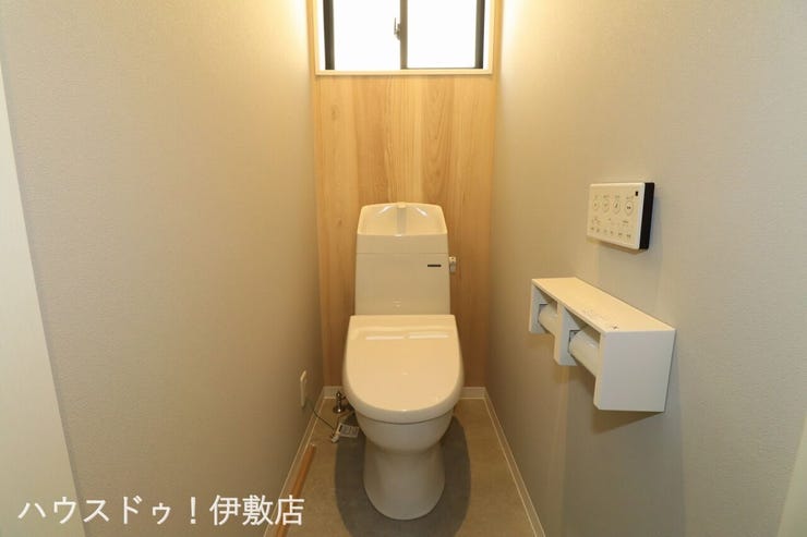 【2Fトイレ】
2カ所に省エネ仕様のトイレ!2階から階段を降りなくてもいいので、お部屋からの移動が短縮できます。
