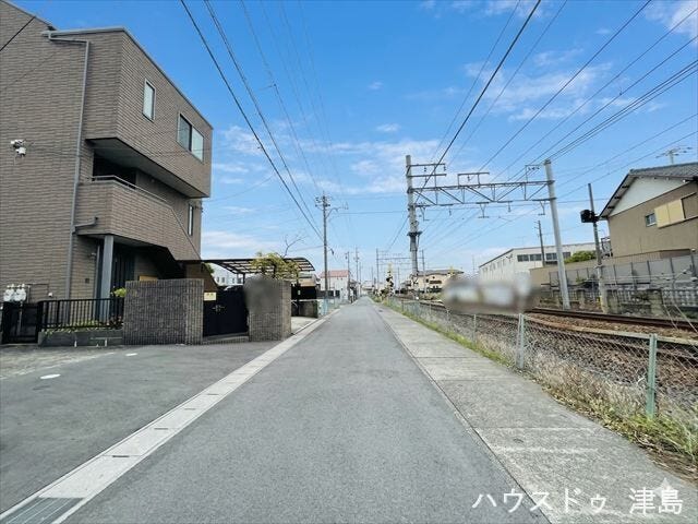 西側公道幅約3.2m。普通車が1台通れる道幅です。