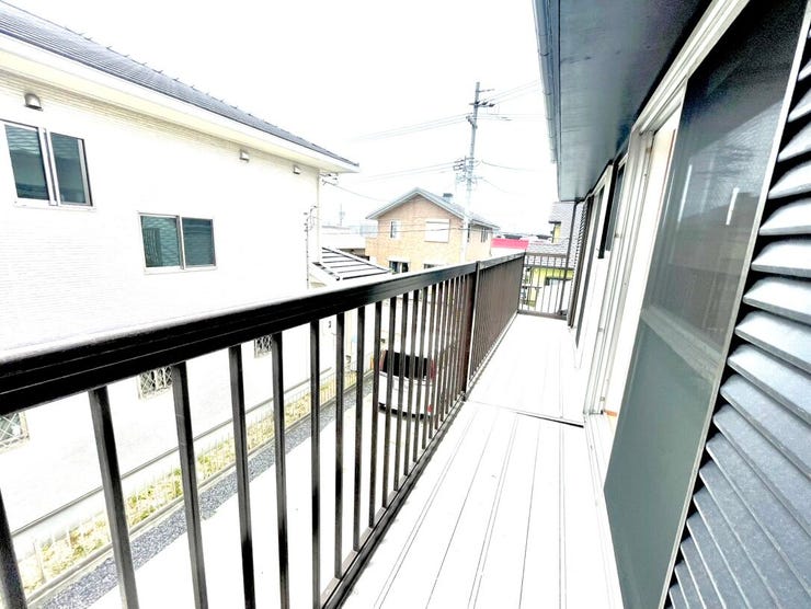 横長で外からでも行き来でき、お布団を干すのにも便利です(^^)/