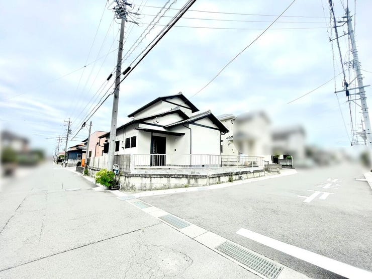 住宅街ですが、敷地に余裕があり一目や狭さのストレスなし!