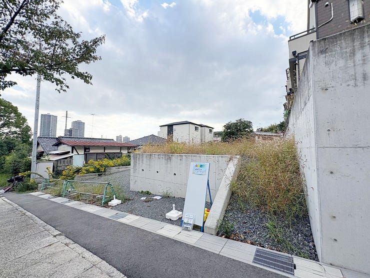 【外観】
参道側より。