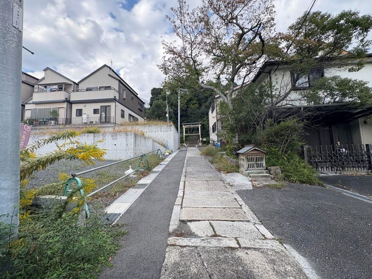 参道の途中にあります。