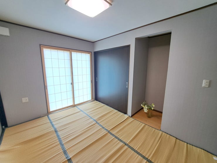 室内(2025年8月)撮影
◎本日案内可能◎
リビング横には6帖の和室がございます。家事スペースやお子様のお昼寝場所にぴったり♪