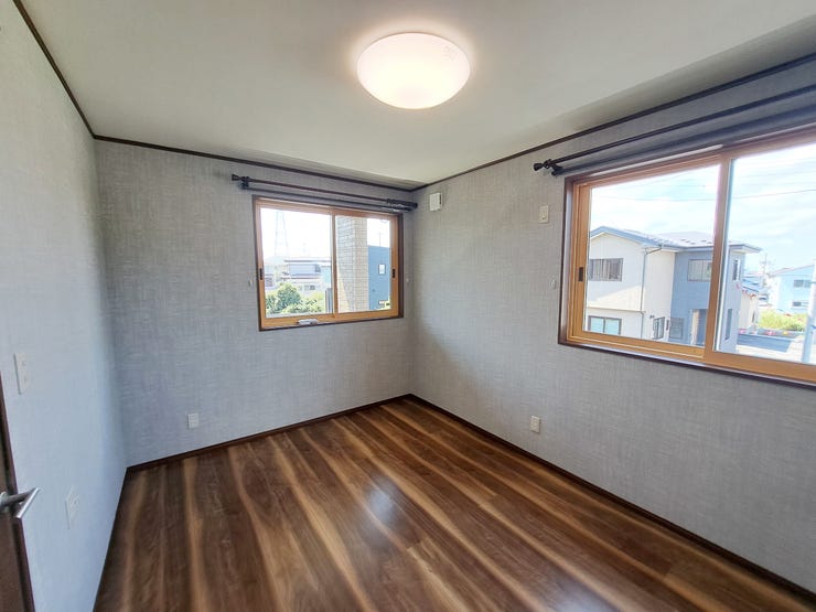 室内(2025年8月)撮影
◎本日案内可能◎
2面採光ですので明るく風通しの良いお部屋となっております♪