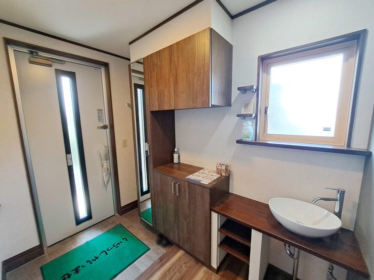 室内(2025年8月)撮影
◎本日案内可能◎
玄関横には手洗い場が設けられております。帰宅後すぐ手洗いができ衛生的ですね◎